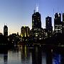 Die Skyline von Melbourne mit dem Yarra im Vordergrund.